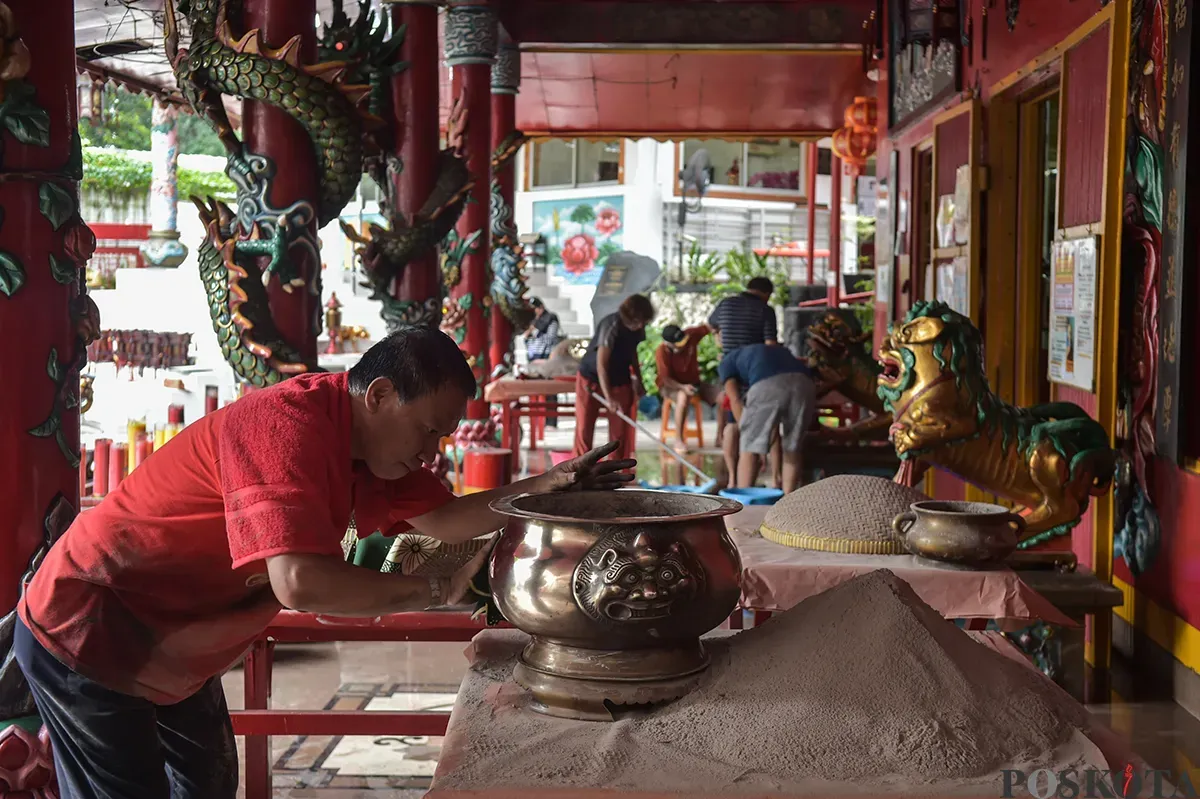Umat Khonghucu dan warga Tionghoa melakukan ritual cuci rupang (membersihkan patung dewa-dewi) di Wihara Amurva Bhumi,  Karet, Jakarta, Rabu, 22 Januari 2025. (Sumber: Poskota/ Bilal Nugraha Ginanjar)