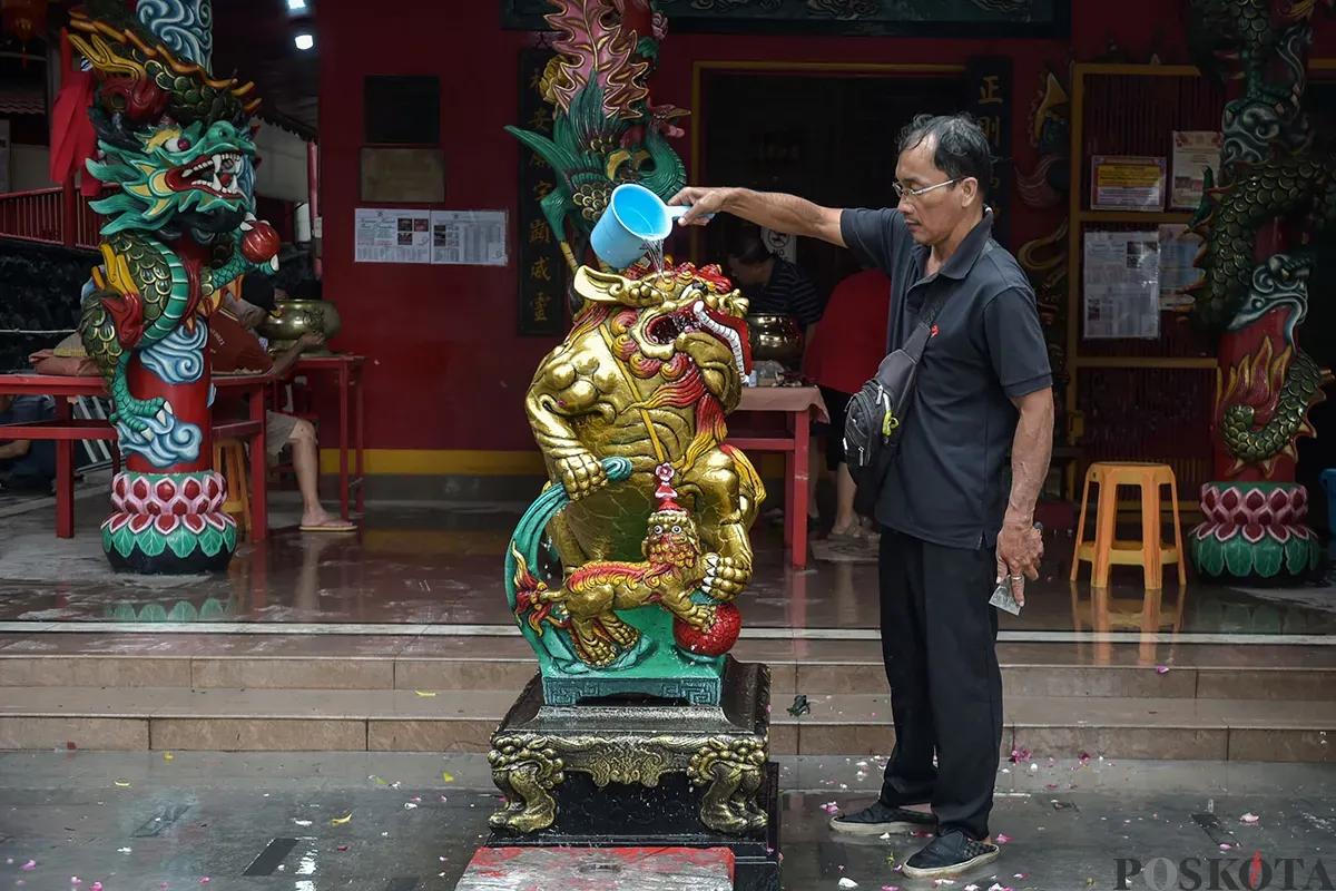 Umat Khonghucu dan warga Tionghoa melakukan ritual cuci rupang (membersihkan patung dewa-dewi) di Wihara Amurva Bhumi,  Karet, Jakarta, Rabu, 22 Januari 2025. (Sumber: Poskota/ Bilal Nugraha Ginanjar)