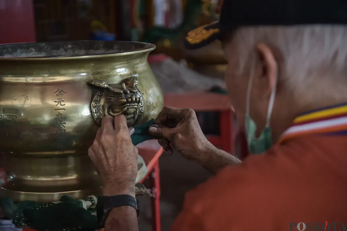 Umat Khonghucu dan warga Tionghoa melakukan ritual cuci rupang (membersihkan patung dewa-dewi) di Wihara Amurva Bhumi,  Karet, Jakarta, Rabu, 22 Januari 2025. (Sumber: Poskota/ Bilal Nugraha Ginanjar)