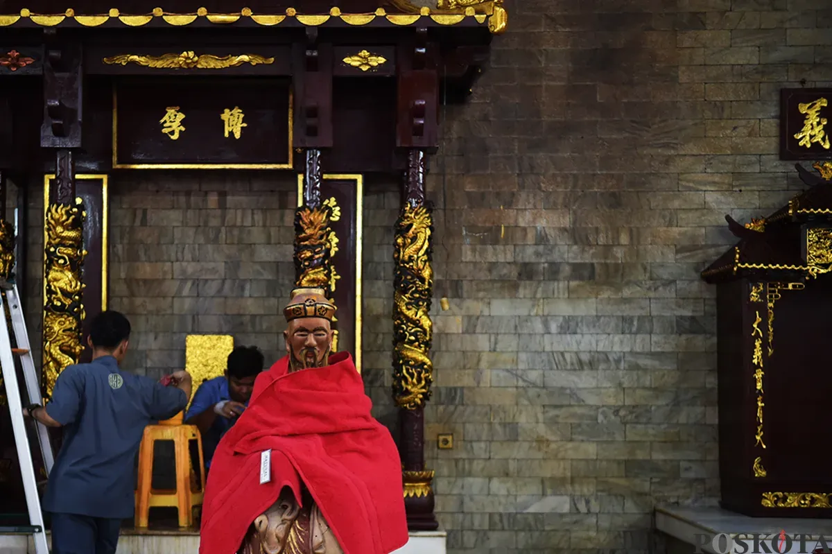 Umat Khonghucu dan warga Tionghoa melakukan ritual cuci rupang (membersihkan patung dewa-dewi) di Wihara Amurva Bhumi,  Karet, Jakarta, Rabu, 22 Januari 2025. (Sumber: Poskota/ Bilal Nugraha Ginanjar)