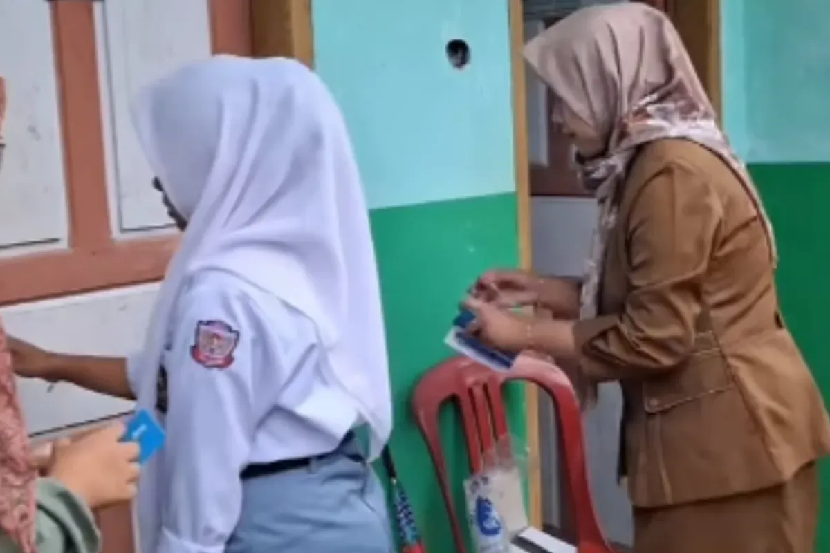 Siswi SMA di Cianjur menjalani tes kehamilan setiap tahun ajaran baru. (Sumber: Tangkap Layar Instagram/@medsos_rame)