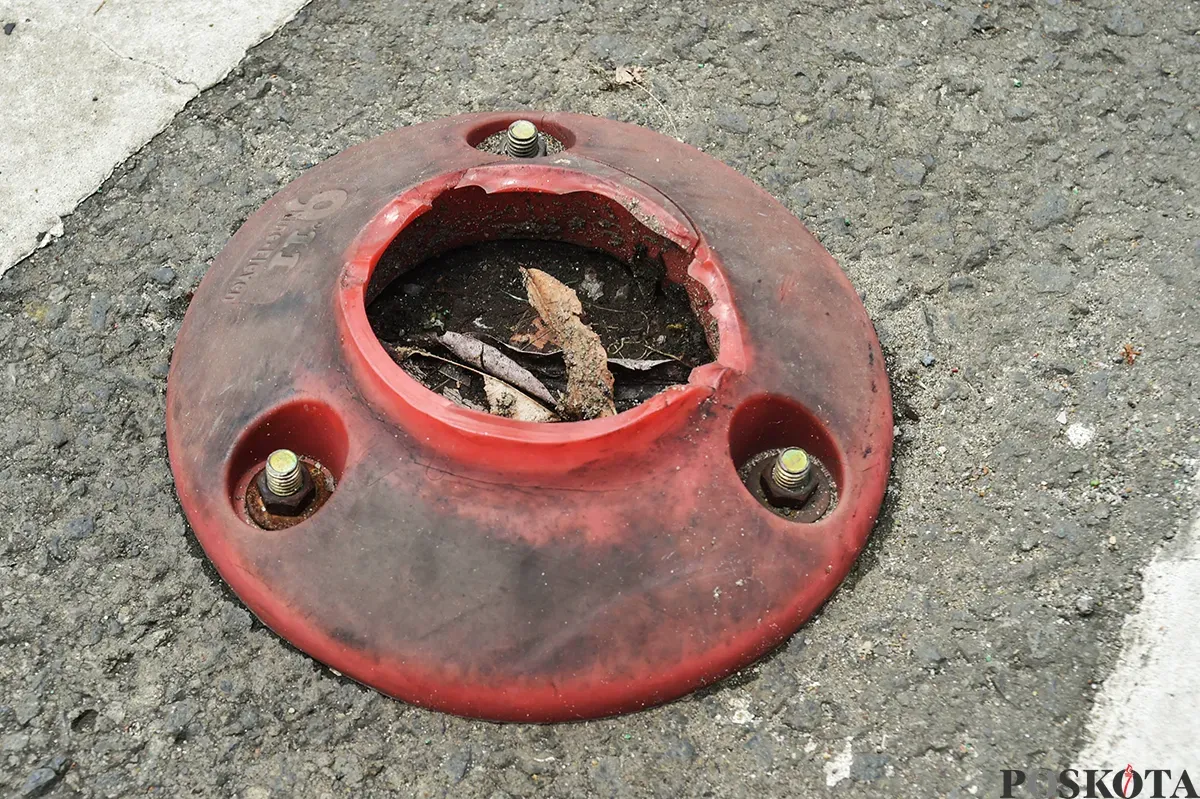 Kondisi pembatas jalur sepeda (stick cone) di Jalan Salemba, Jakarta, Rabu, 22 Januari 2025. (Sumber: Poskota/ Bilal Nugraha Ginanjar)