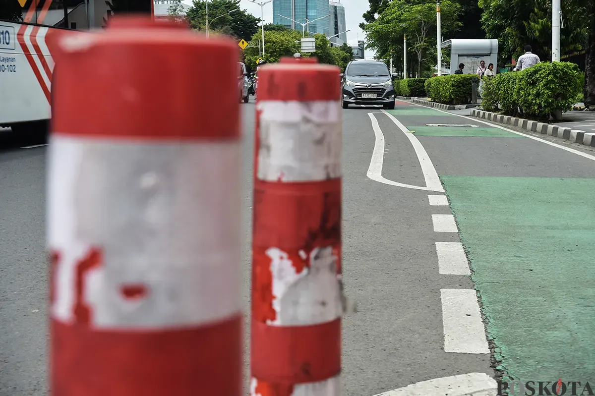Kondisi pembatas jalur sepeda (stick cone) di Jalan Salemba, Jakarta, Rabu, 22 Januari 2025. (Sumber: Poskota/ Bilal Nugraha Ginanjar)