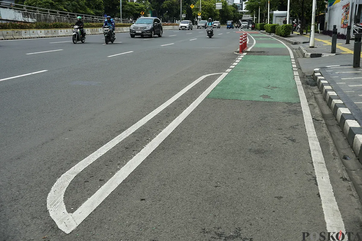 Kondisi pembatas jalur sepeda (stick cone) di Jalan Salemba, Jakarta, Rabu, 22 Januari 2025. (Sumber: Poskota/ Bilal Nugraha Ginanjar)