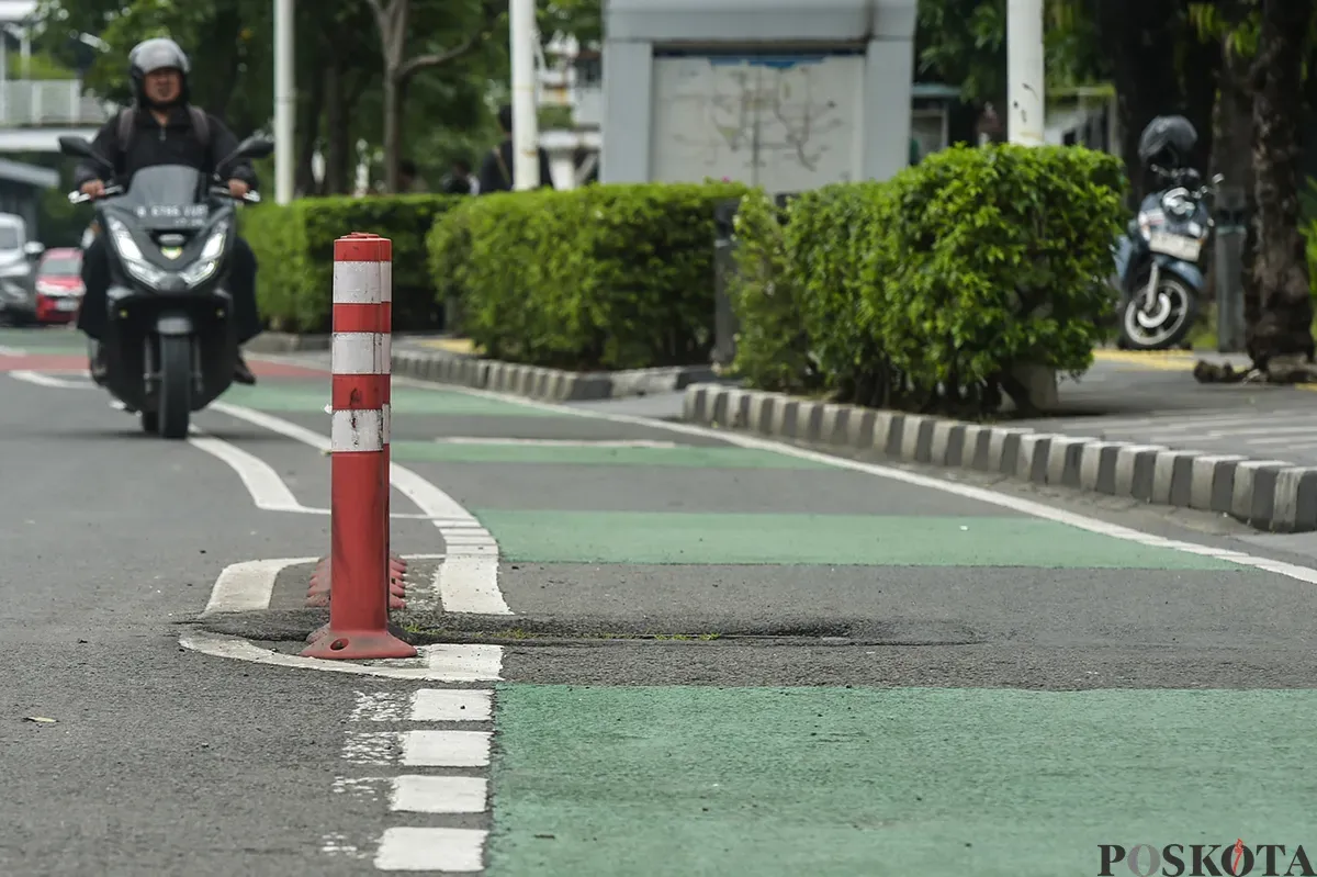 Kondisi pembatas jalur sepedah (stick cone) di Jalan Salemba, Jakarta. (Sumber: Poskota/Bilal Nugraha Ginanjar)