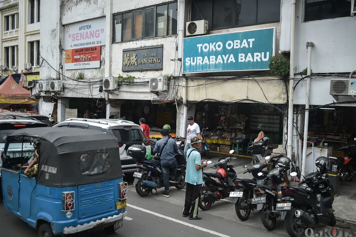 Sejumlah calon pembeli mulai memadati lapak penjual pernak-pernik dan aksesoris khas masyarakat keturunan Tionghoa jelang perayaan Tahun Baru Imlek 2576/2025 (Sumber: Poskota/ Bilal Nugraha Ginanjar)