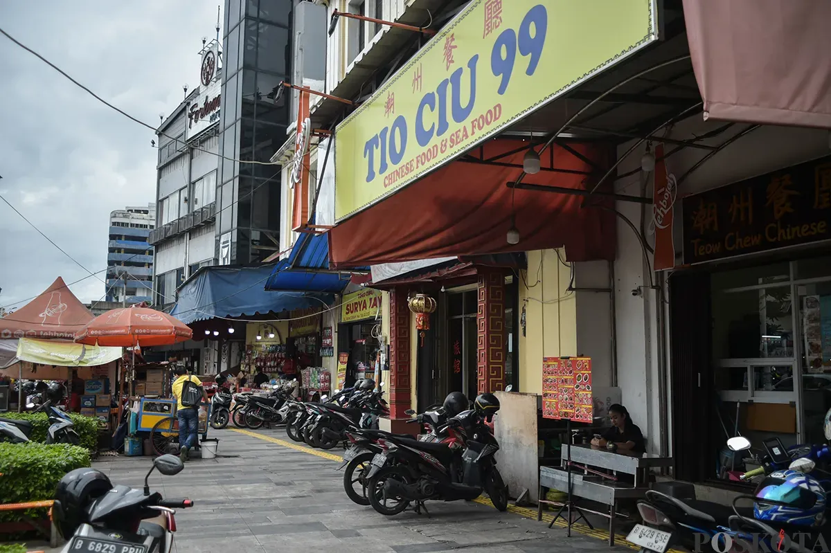 Sejumlah calon pembeli mulai memadati lapak penjual pernak-pernik dan aksesoris khas masyarakat keturunan Tionghoa jelang perayaan Tahun Baru Imlek 2576/2025 (Sumber: Poskota/ Bilal Nugraha Ginanjar)