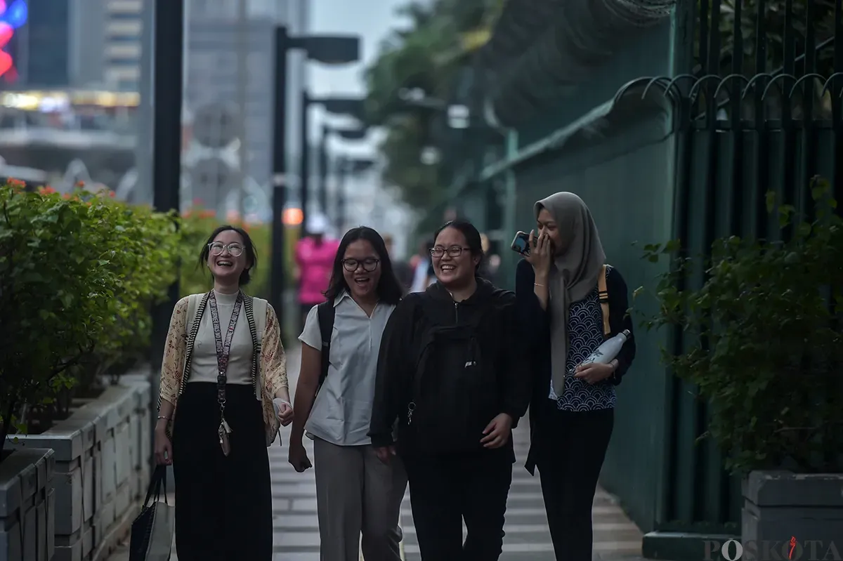 Para pekerja berjalan melintasi pedestrian saat jam pulang kerja di kawasan Jalan Jenderal Sudirman, Jakarta, Rabu, 22 Januari 2025. (Sumber: Poskota/ Bilal Nugraha Ginanjar)