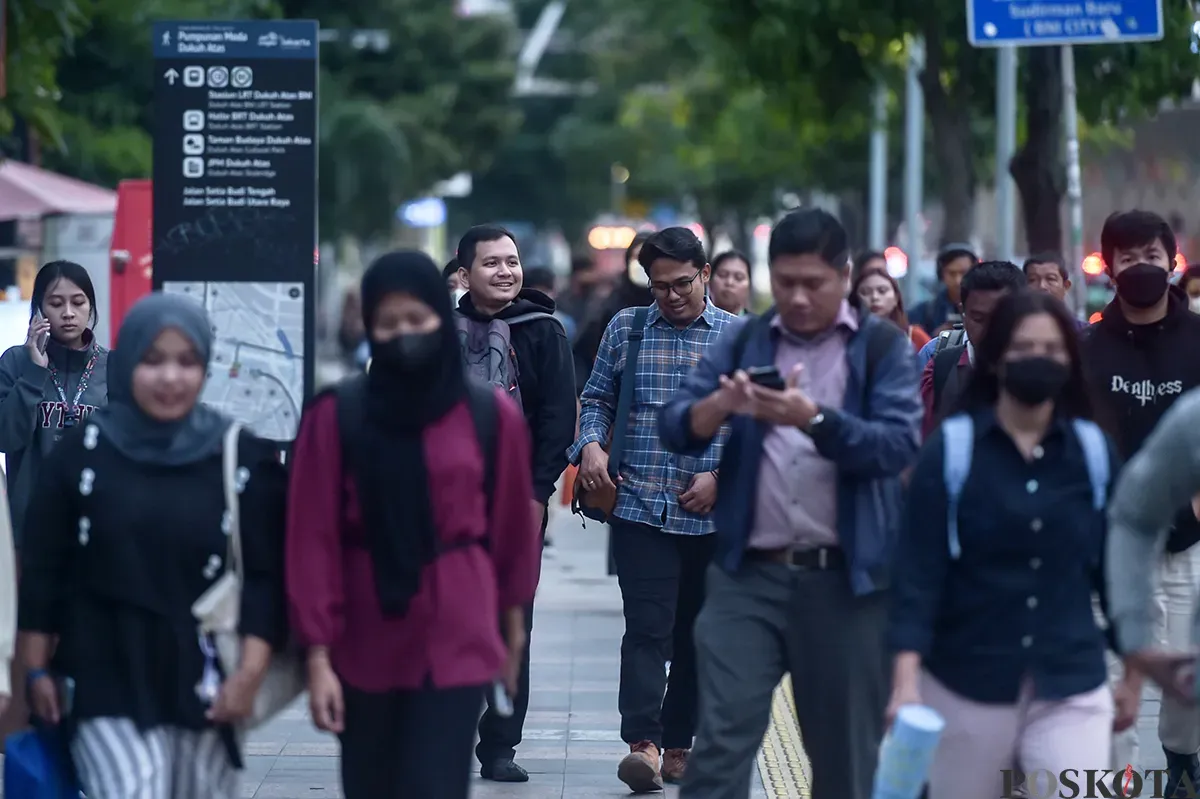 Para pekerja berjalan melintasi pedestrian saat jam pulang kerja di kawasan Jalan Jenderal Sudirman, Jakarta, Rabu, 22 Januari 2025. (Sumber: Poskota/ Bilal Nugraha Ginanjar)