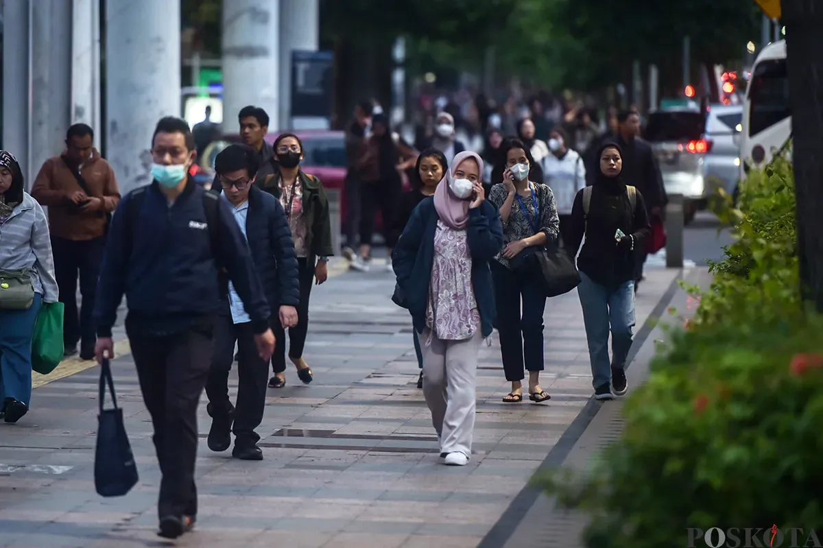 Para pekerja berjalan melintasi pedestrian saat jam pulang kerja di kawasan Jalan Jenderal Sudirman, Jakarta, Rabu, 22 Januari 2025. (Sumber: Poskota/ Bilal Nugraha Ginanjar)