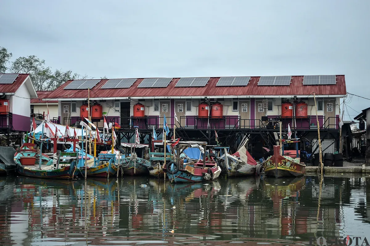 Deretan panel surya sebagai pendukung Pembangkit Listrik Tenaga Surya (PLTS), terpasang di atas rumah apung warga di kawasan rumah apung, Muara Angke, Jakarta Utara, Kamis, 23 Januari 2025. (Sumber: Poskoata/ Bilal Nugraha Ginanjar)