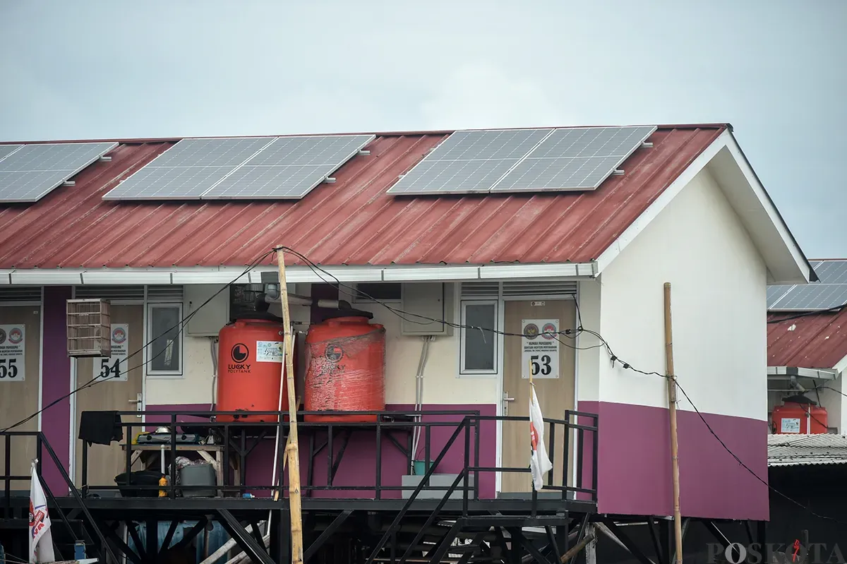 Deretan panel surya sebagai pendukung Pembangkit Listrik Tenaga Surya (PLTS), terpasang di atas rumah apung warga di kawasan rumah apung, Muara Angke, Jakarta Utara, Kamis, 23 Januari 2025. (Sumber: Poskoata/ Bilal Nugraha Ginanjar)