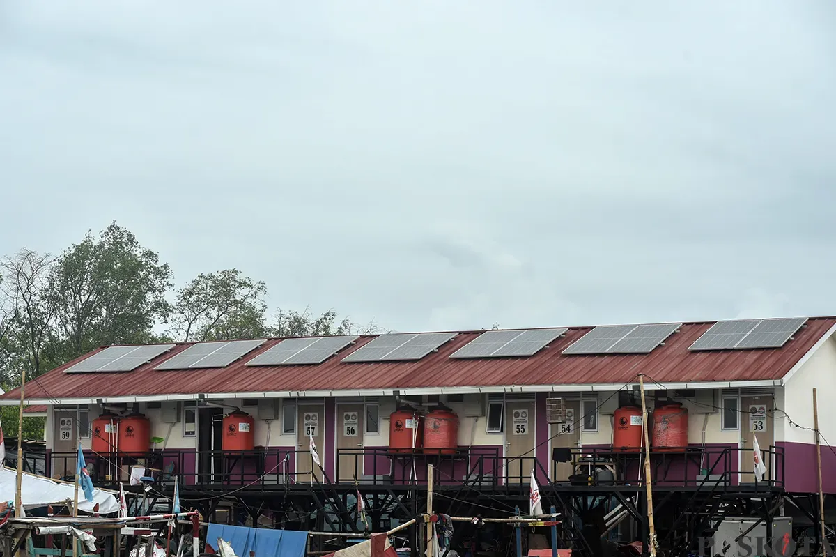 Deretan panel surya sebagai pendukung Pembangkit Listrik Tenaga Surya (PLTS), terpasang di atas rumah apung warga di kawasan rumah apung, Muara Angke, Jakarta Utara, Kamis, 23 Januari 2025. (Sumber: Poskoata/ Bilal Nugraha Ginanjar)