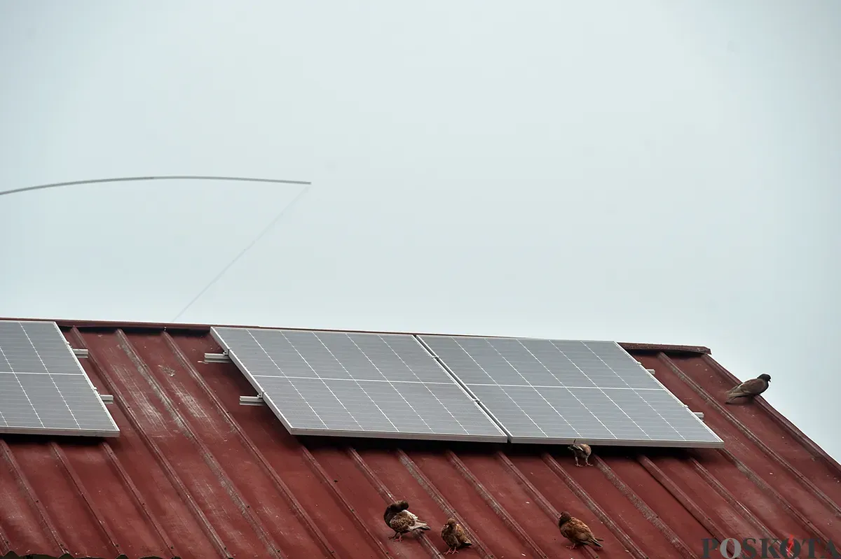 Deretan panel surya sebagai pendukung Pembangkit Listrik Tenaga Surya (PLTS), terpasang di atas rumah apung warga di kawasan rumah apung, Muara Angke, Jakarta Utara, Kamis, 23 Januari 2025. (Sumber: Poskoata/ Bilal Nugraha Ginanjar)