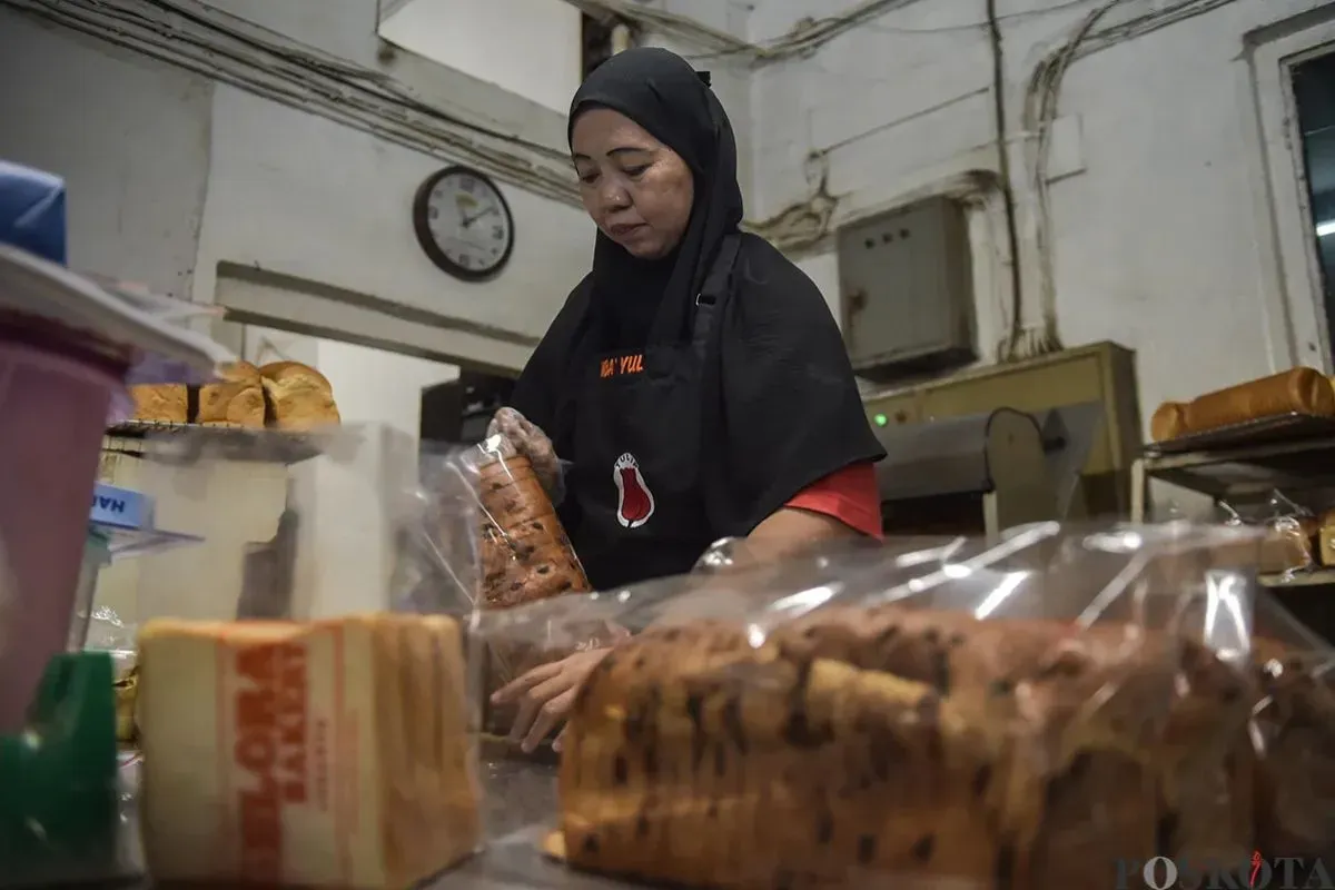 Sejumlah pekerja menyelesaikan pembuatan roti dan kue di Toko Roti Gelora, Jatinegara, Jakarta Timur, Sabtu, 18 Januari 2025. (Sumber: Poskota/Bilal Nugraha Ginanjar)