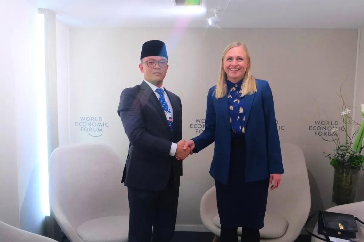 Potret Menlu RI, Sugiono (kiri) dan Menlu Finlandia, Elina Valtonen (kanan) di World Economic Forum, Davos-Klosters, Swiss. (Sumber: Kementerian Luar Negeri)