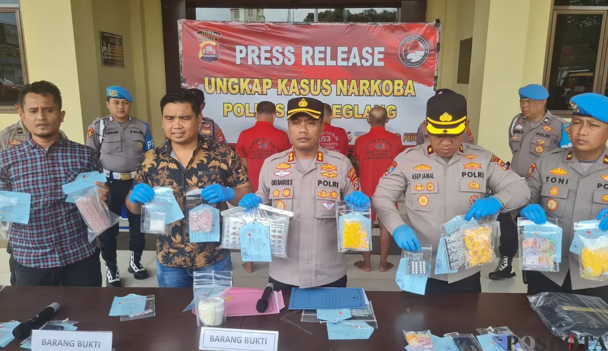 Jajaran Polres Pandeglang saat melakukan konferensi pers soal pengungkapan kasus peredaran narkoba dan obat-obatan terlarang. (Sumber: Poskota/Samsul Fatoni)