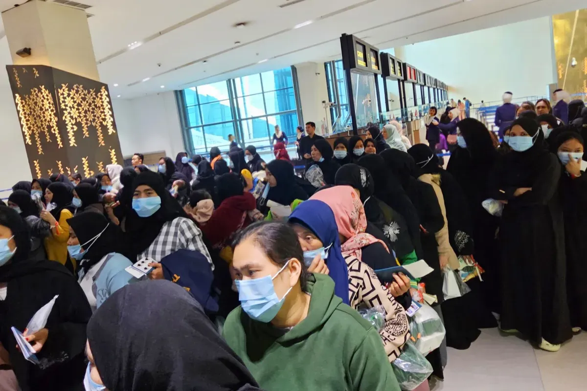 Potret ratusan pekerja migran Indonesia (PMI) yang berhasil kembali ke tanah air dari Arab Saudi. (Sumber: Kemlu.go.id)