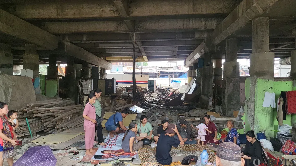 Suasana warga Kampung Tongkol Dalam usai permukimannya yang berada di bawah kolong Tol Wiyoto Wiyono, Ancol, Pademangan, Jakarta Utara, digusur, Jumat, 24 Januari 2025. (Sumber: Poskota/Pandi Ramedhan)