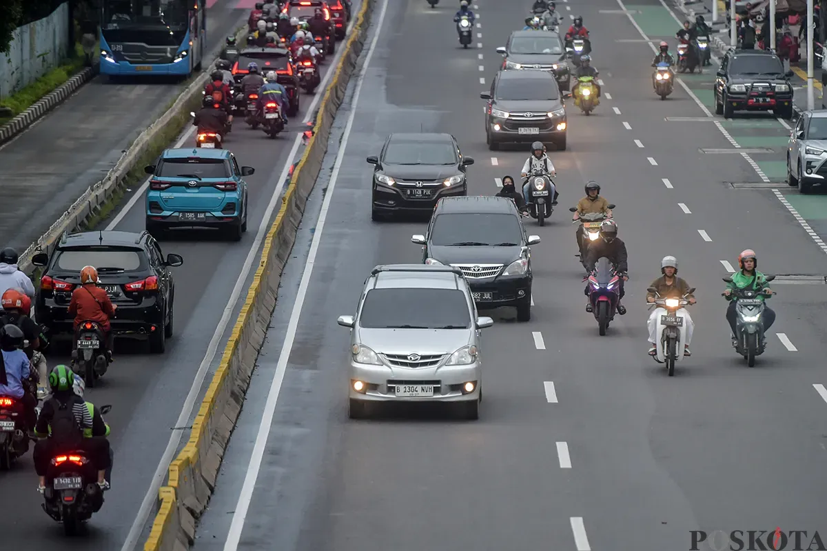 Sejumlah kendaraan pribadi melintas di Jalan Matraman, Jakarta Timur, Jumat, 24 Januari 2025. (Sumber: Poskota/Bilal Nugraha Ginanjar)