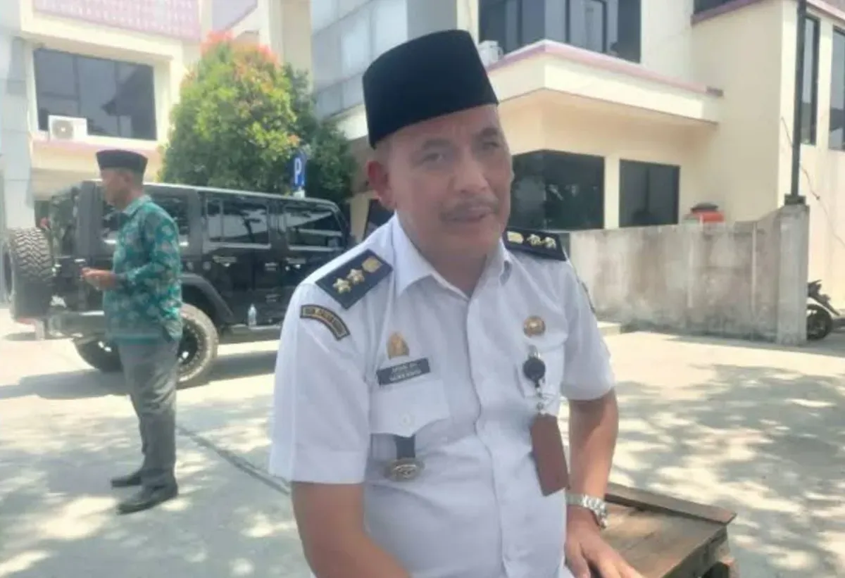 Kades Kohod, Arsin dengan latar belakang mobil mewah jenis Rubicon yang diduga kuat dari hasil makelar pengurusan izin pagar laut di perairan Tangerang, Banten. (Sumber: Capture 'X' @bung_madin)