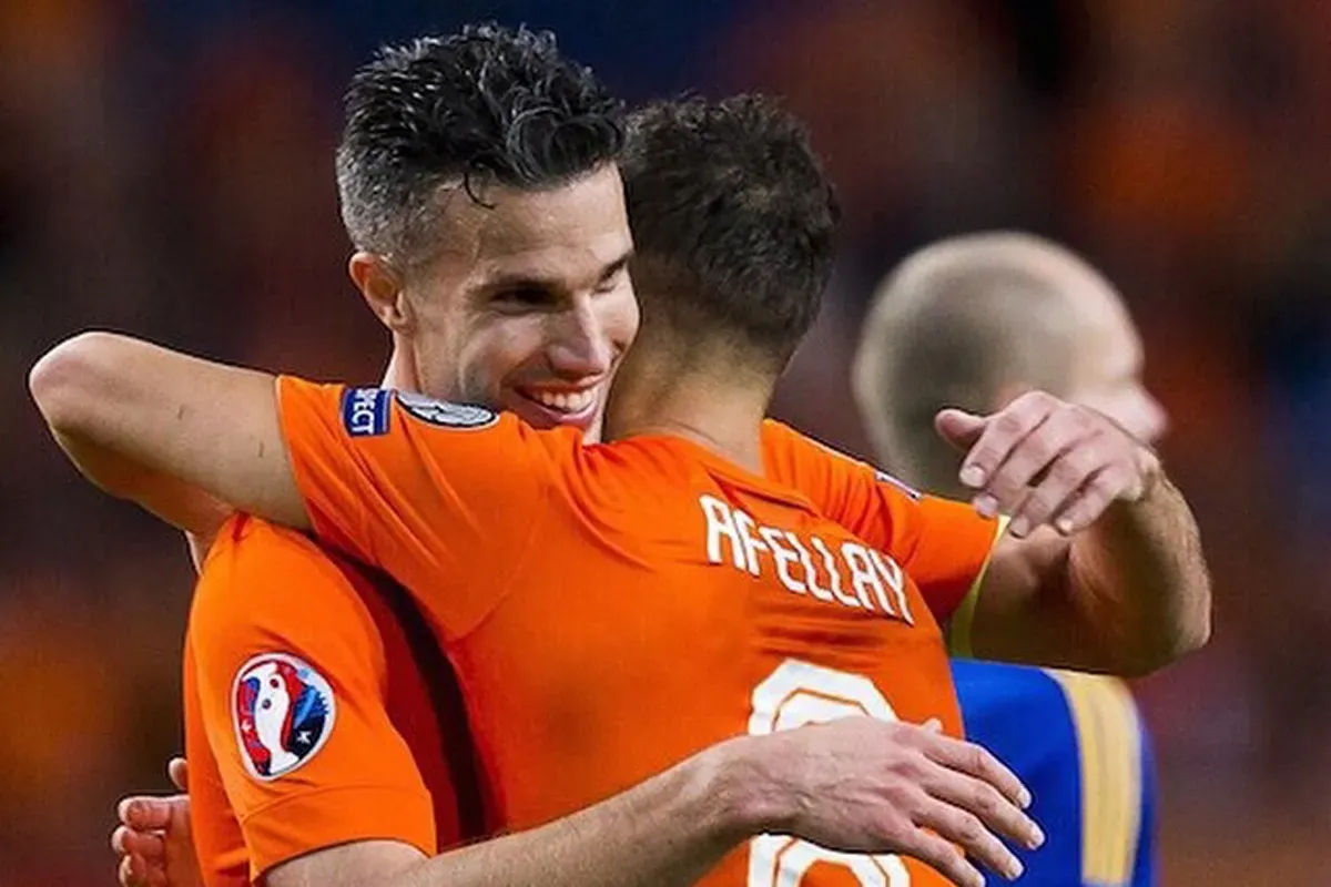 Ibrahim Afellay dan Robin van Persie saat membela Timnas Belanda di kualifikasi Euro 2016 melawan Islandia. (Sumber: Instagram @ibrahimafellay)