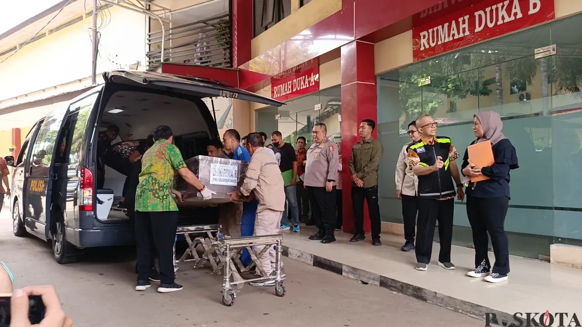 Jenazah korban kebakaran Glodok Plaza, atas nama Zukhi Fitria Rahdja, dibawa pulang keluarga ke Pekanbaru, Riau, pada Jumat, 24 Januari 2025. Jenazah sebelumnya berada di RS Polri, Kramat Jati, Jakarta Timur. (Sumber: Poskota/ Ali Mansur)