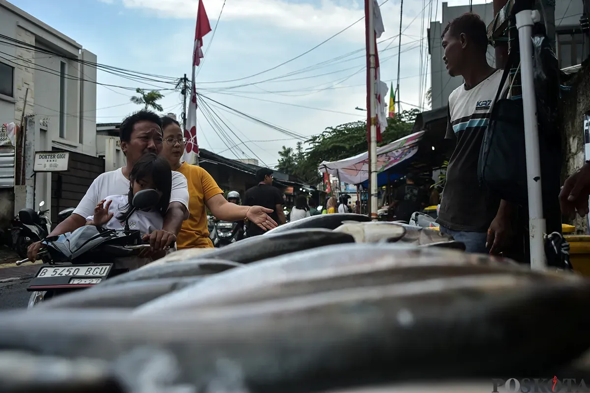 Penjual melayani pembeli ikan bandeng di kawasan, Rawa Belong, Kebon Jeruk, Jakarta Barat, Sabtu, 25 Januari 2025. (Sumber: Poskota/Bilal Nugraha Ginanjar)