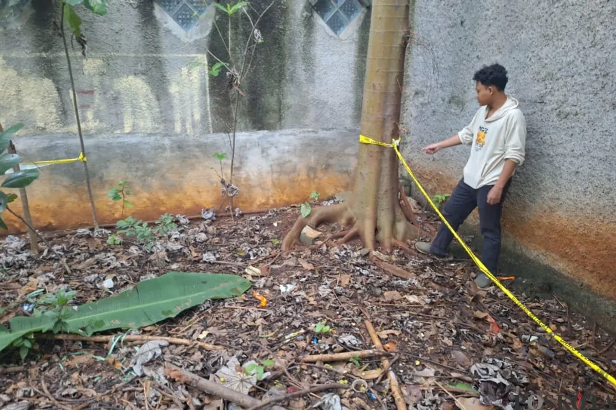 Warga menunjukkan lokasi penemuan granat di lahan kosong di Jalan Mendut, Kampung Kranggan, Kecamatan Jatisampurna, Kota Bekasi. Sabtu, 25 Januari 2025. (Sumber: Poskota/Ihsan Fahmi)