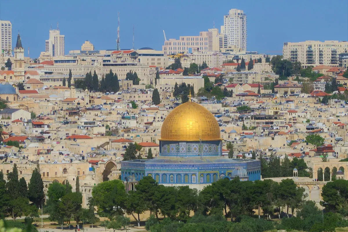 Potret komplek Masjid Al Aqsa di Yerusalem. Kubah berwarna emas adalah Kubah Batu atau Dome Of The Rock, bagian dari komplek Al Aqsa. (Sumber: Unsplash/ekrem osmanoglu)