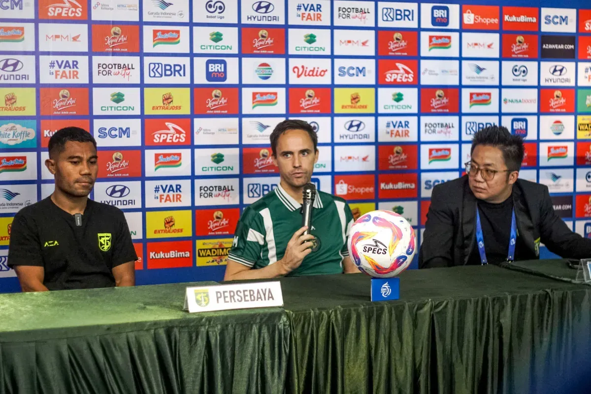 Posisi Paul Munster di posisi pelatih Persebaya terancam setelah menelan kekalahan di empat laga beruntun. (Foto: persebaya.id)