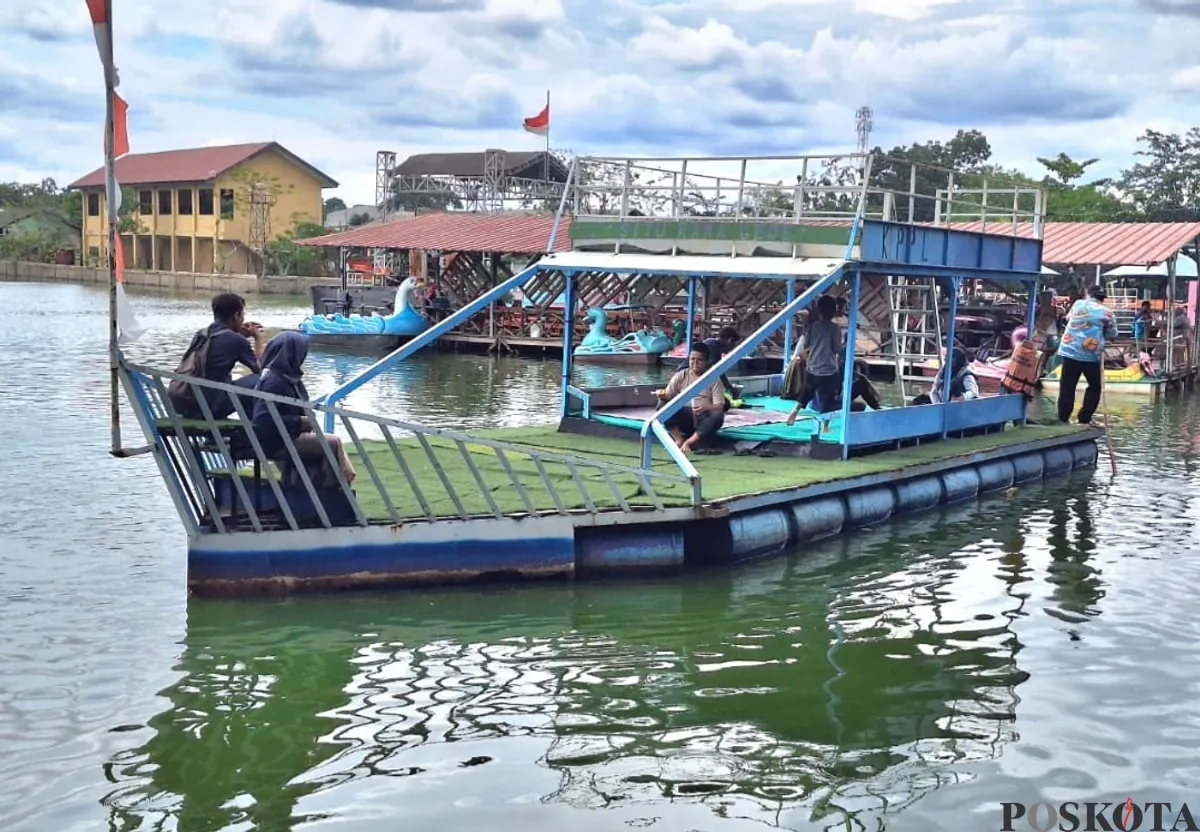 Wisatawan menaiki wahana perahu di Situ Rawa Gede, Bojong Menteng, Rawalumbu, Kota Bekasi, Minggu, 26 Januari 2025. (Sumber: Poskota/Ihsan Fahmi)