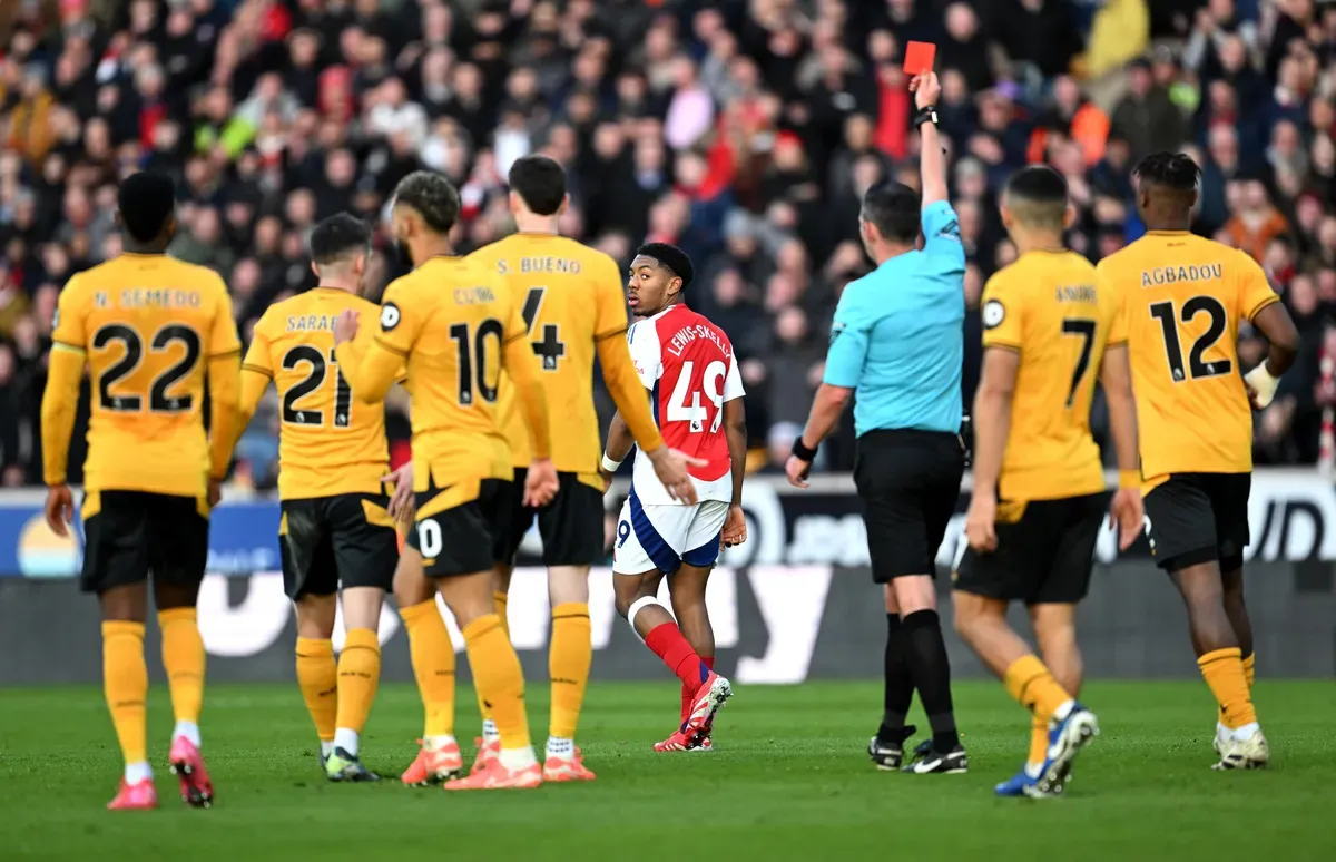 Arsenal dapat Kartu merah, Alan Shearer: Keputusan terburuk wasit liga Inggris. (Sumber: X/ Premier League)