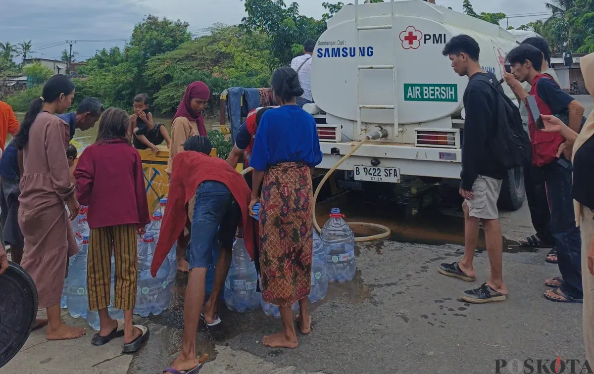 Situasi saat korban banjir menerima bantuan berupa air bersih dari PMI Kabupaten Tangerang, Senin, 27 Januari 2025. (Sumber: Poskota/Veronica Prasetyo)