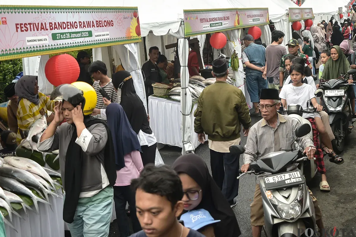 Antusias warga dan pedagang saat memeriahkan Festival Bandeng Rawa Belong di Jalan Sulaiman, Sukabumi Utara, Jakarta Barat, Senin, 27 Januari 2025. (Sumber: Poskota/Bilal Nugraha Ginanjar)