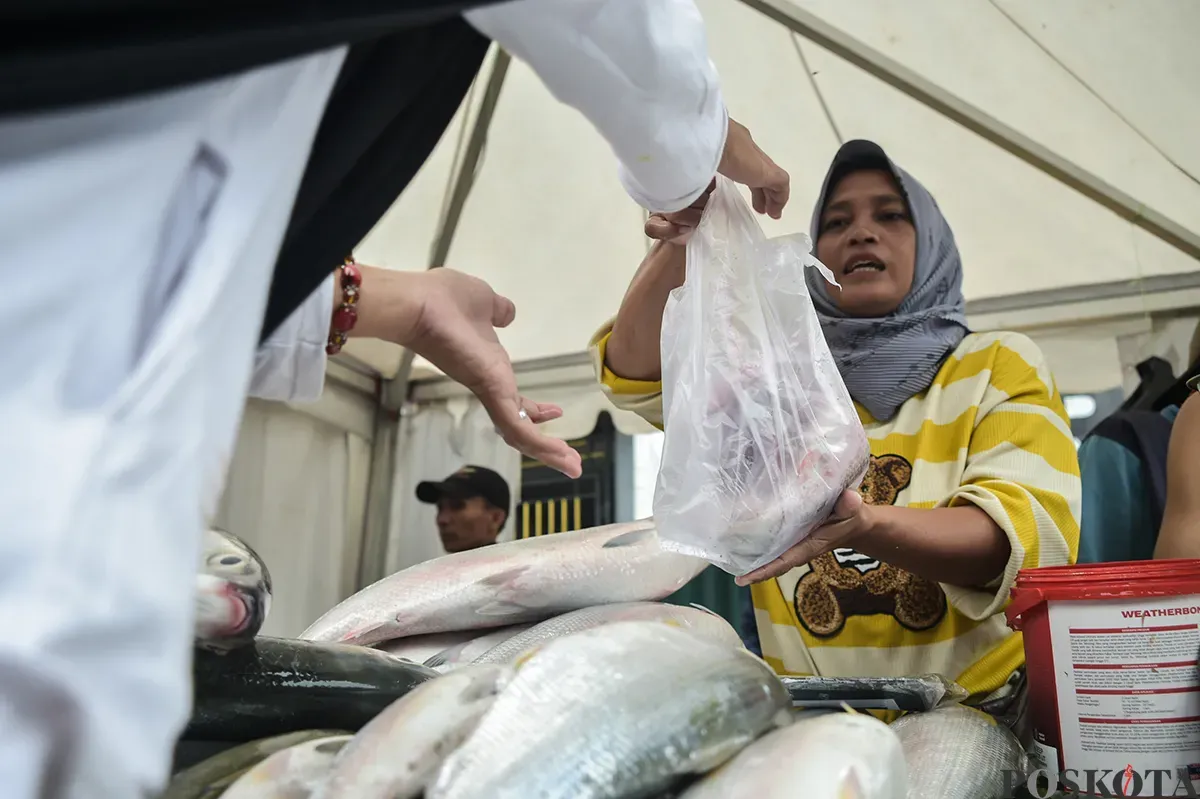 Antusias warga dan pedagang saat memeriahkan Festival Bandeng Rawa Belong di Jalan Sulaiman, Sukabumi Utara, Jakarta Barat, Senin, 27 Januari 2025. (Sumber: Poskota/Bilal Nugraha Ginanjar)