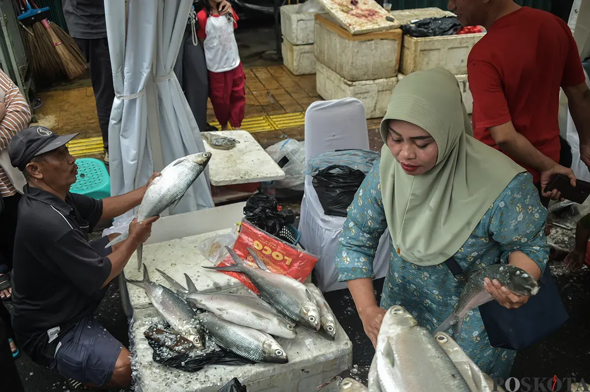 Antusias warga dan pedagang saat memeriahkan Festival Bandeng Rawa Belong di Jalan Sulaiman, Sukabumi Utara, Jakarta Barat, Senin, 27 Januari 2025. (Sumber: Poskota/Bilal Nugraha Ginanjar)