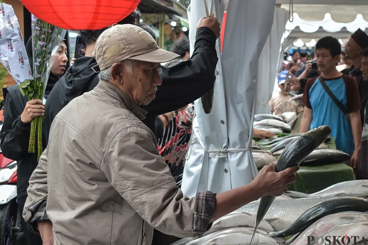 Antusias warga dan pedagang saat memeriahkan Festival Bandeng Rawa Belong di Jalan Sulaiman, Sukabumi Utara, Jakarta Barat, Senin, 27 Januari 2025. (Sumber: Poskota/Bilal Nugraha Ginanjar)