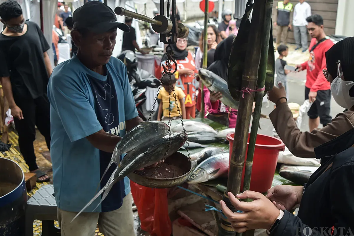 Antusias warga dan pedagang saat memeriahkan Festival Bandeng Rawa Belong di Jalan Sulaiman, Sukabumi Utara, Jakarta Barat, Senin, 27 Januari 2025. (Sumber: Poskota/Bilal Nugraha Ginanjar)