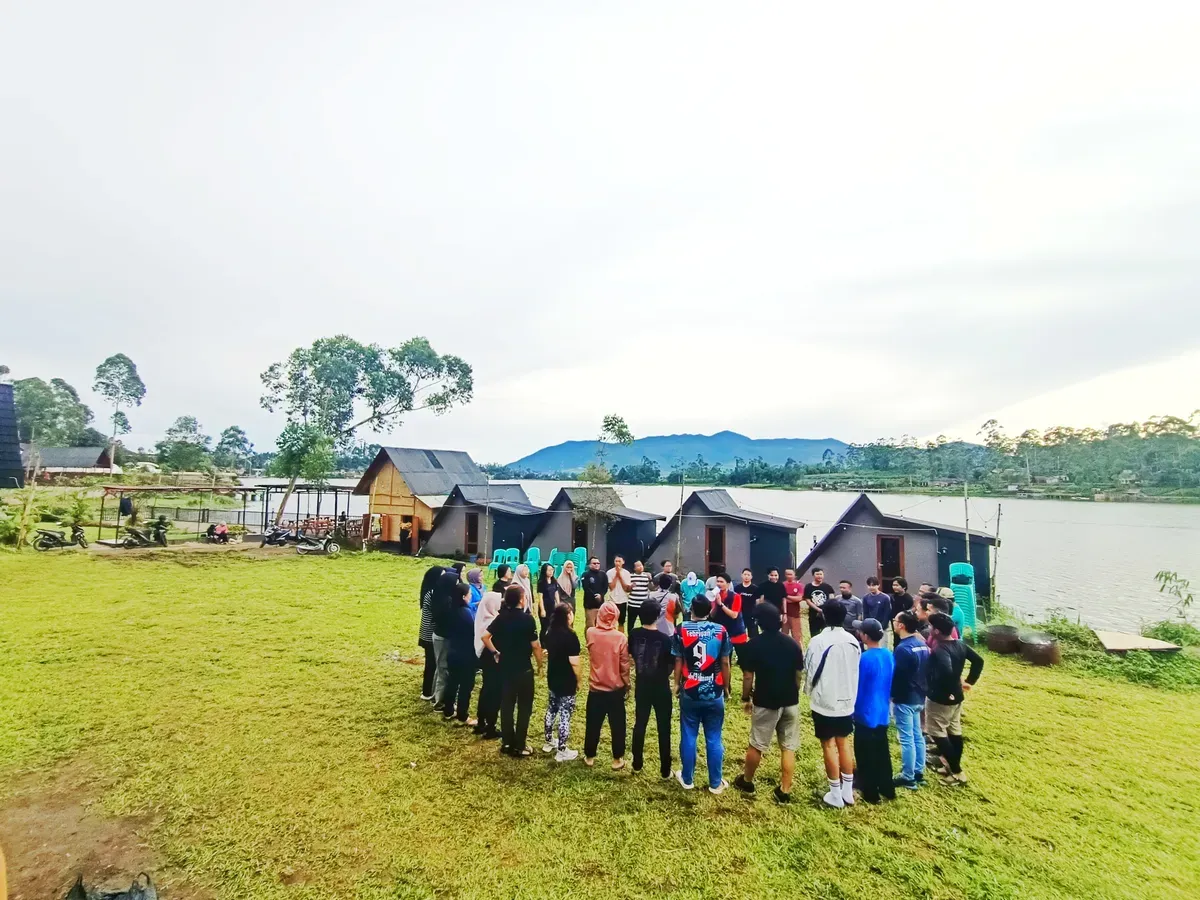 Sejumlah wisatawan tengah mengikuti Fun Games di Villa Kabayan, Situ Cileunca. Tingkat kunjungan wisatawan ke Pangalengan meningkat drastis pada moment libur panjang Isra Miraj dan Imlek. (Sumber: Yugi Prasetyo/Poskota)