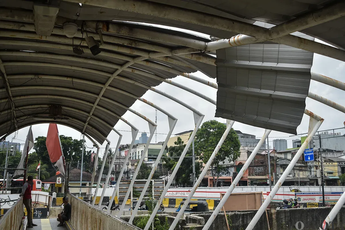 Warga melintasi Jembatan Penyebrangan Orang (JPO) Jayakarta di Manggarai, Jakarta, Senin, 27 Januari 2025. (Sumber: Poskota/Bilal Nugraha Ginanjar)