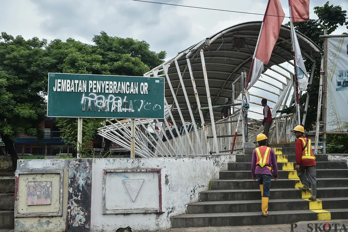 Warga melintasi Jembatan Penyebrangan Orang (JPO) Jayakarta di Manggarai, Jakarta, Senin, 27 Januari 2025. (Sumber: Poskota/Bilal Nugraha Ginanjar)