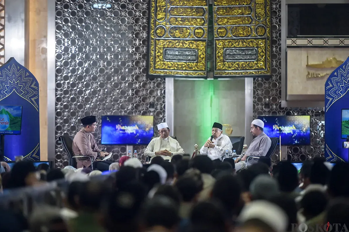 Menteri Agama Nasaruddin Umar (kedua kiri) bersama cendekiawan muslim Quraish Shihab (kedua kanan) dan Husen bin Ja'far Alhadar (kanan) menyampaikan dakwah di Masjid Istiqlal, Jakarta, Senin, 27 Januari 2025. (Sumber: Poskota/Bilal Nugraha Ginanjar)