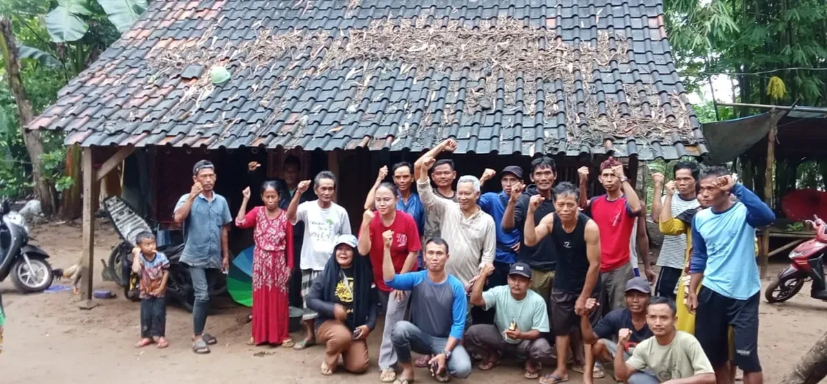 Puluhan warga yang terancam diusir dari tempat tinggalnya di Desa Sukatani, Kecamatan Wanasalam, Lebak, saat berkumpul mendiskusikan persoalan yang dialami mereka. (Sumber: Dok. Warga)