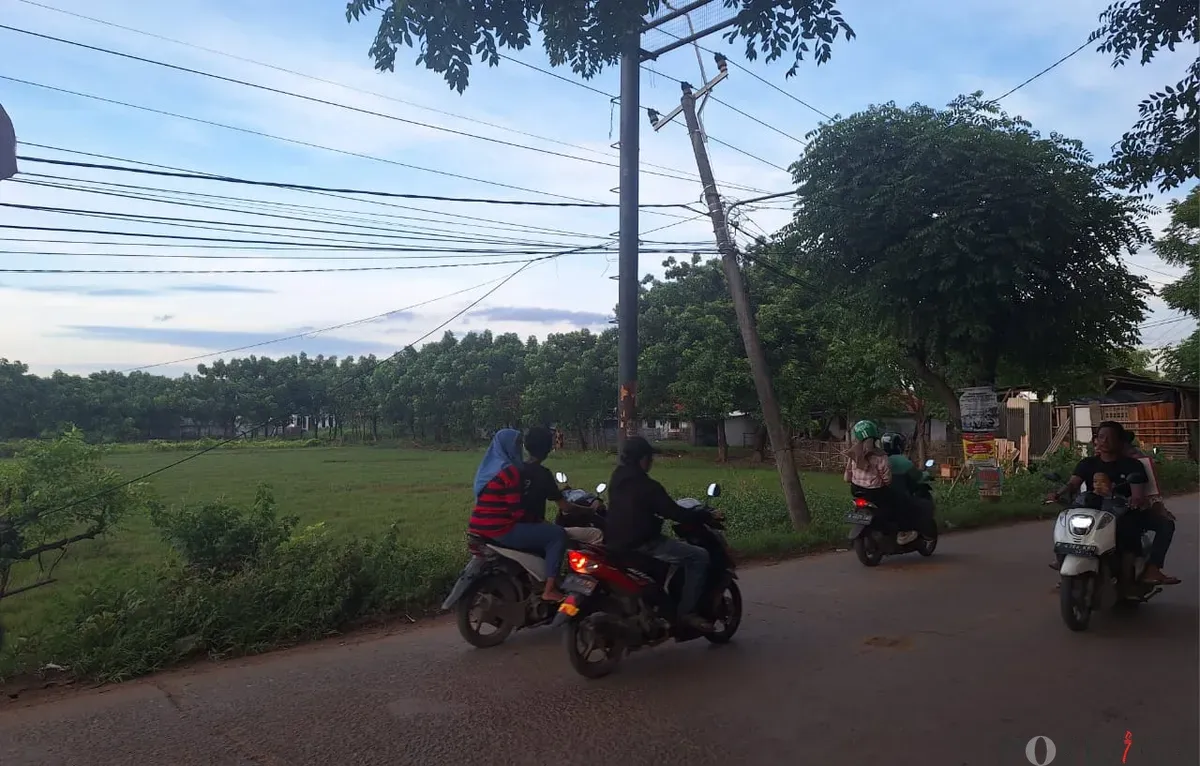 Lokasi tawuran sebabkan seorang remaja tewas di Jalan Raya Pulo Timaha, Kecamatan Babelan, Kabupaten Bekasi, Minggu, 26 Januari 2025. (Sumber: Poskota/Ihsan Fahmi)