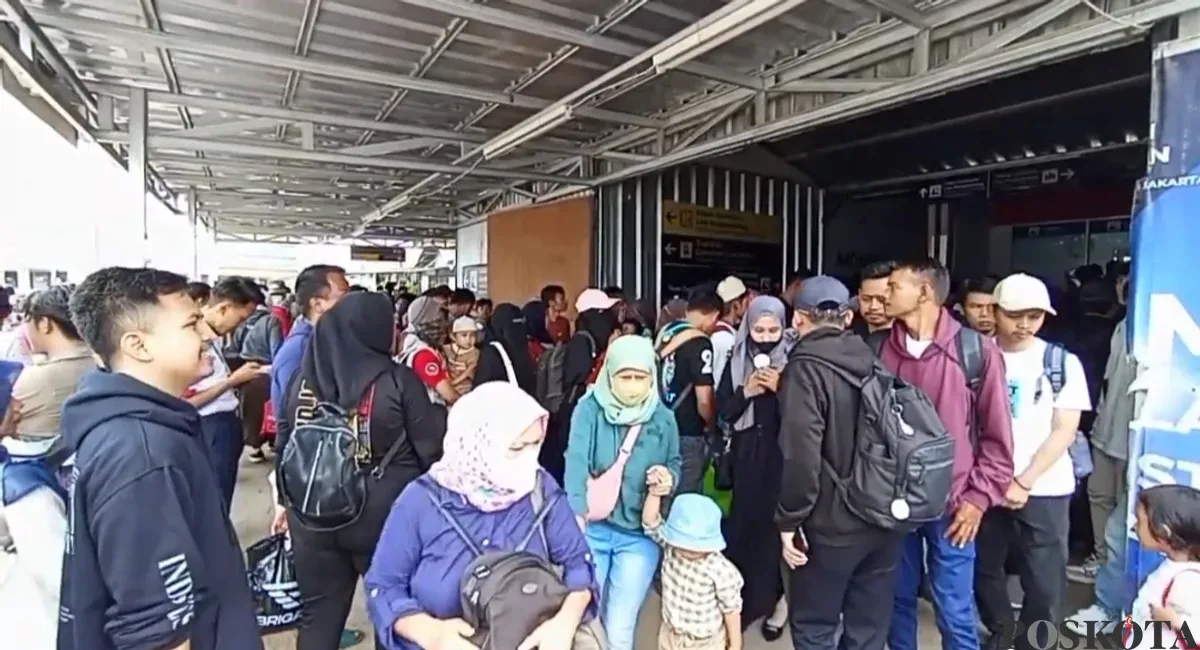 Ribuan penumpang KRL saat memadati Stasiun Rangkasbitung, Lebak. (Sumber: Poskota/Samsul Fatoni)