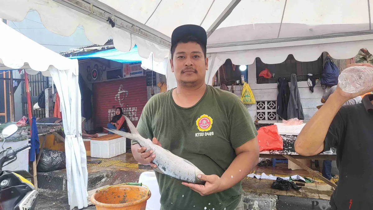 Fauzan, 32 tahun, salah satu pedagang ikan bandeng musiman di Rawa Belong, Kebon Jeruk, Jakarta Barat. (Sumber: Poskota/Pandi Ramedhan)