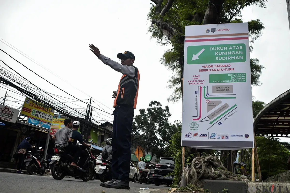 Petugas Dinas Perhubungan (DISHUB) DK Jakarta mengatur laju kendaraan saat melintas di kawasan Terminal Manggarai, Jakarta, Senin, 27 Januari 2025. (Sumber: Poskota/Bilal Nugraha Ginanjar)