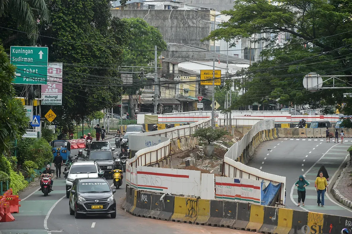 Petugas Dinas Perhubungan (DISHUB) DK Jakarta mengatur laju kendaraan saat melintas di kawasan Terminal Manggarai, Jakarta, Senin, 27 Januari 2025. (Sumber: Poskota/Bilal Nugraha Ginanjar)