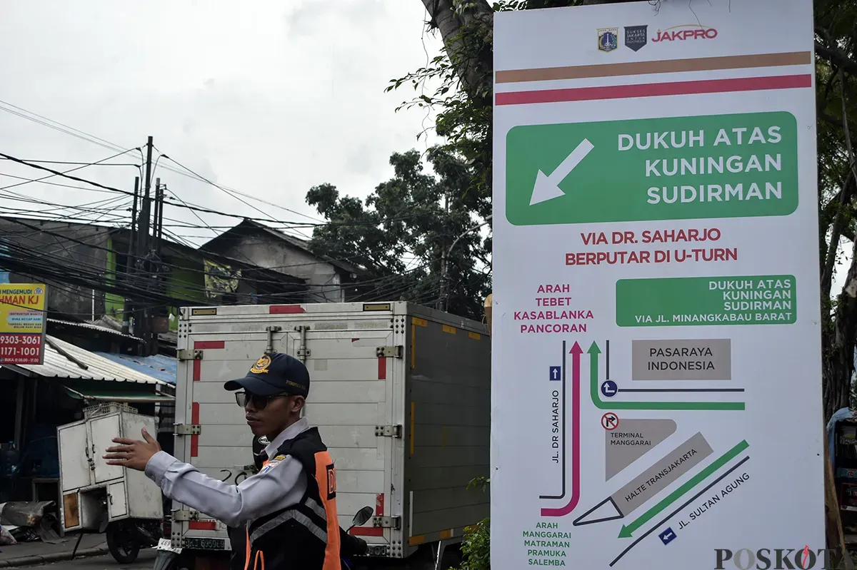 Petugas Dinas Perhubungan (DISHUB) DK Jakarta mengatur laju kendaraan saat melintas di kawasan Terminal Manggarai, Jakarta, Senin, 27 Januari 2025. (Sumber: Poskota/Bilal Nugraha Ginanjar)